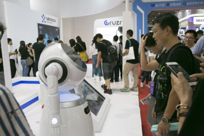 能迎賓講解還會推銷？世界機器人大會上，深圳制造的智能“服務員”為何如此出彩